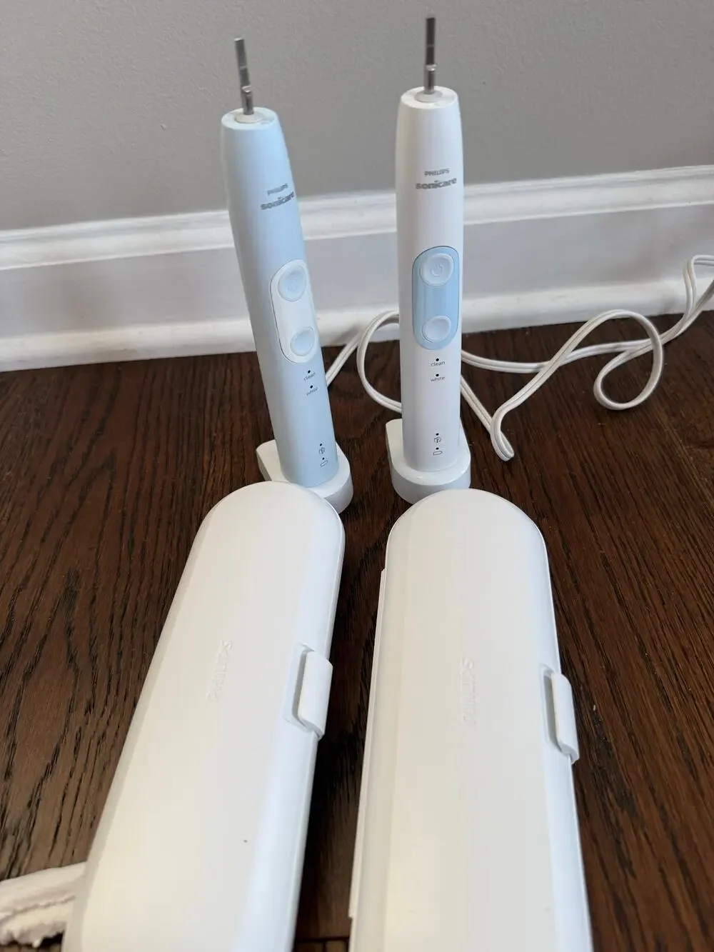Philips Sonicare HX686 electric toothbrushes